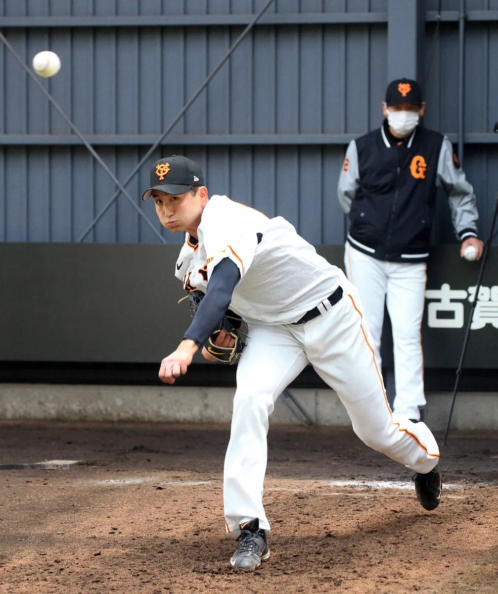 【画像・写真】ブルペンで投げ込む横川　