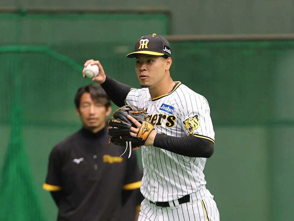 【画像・写真】阪神・佐藤輝に“脱力のススメ”　鳥谷臨時コーチ「正しい自分の動きを」三塁フルイニング出場へ極意伝授
