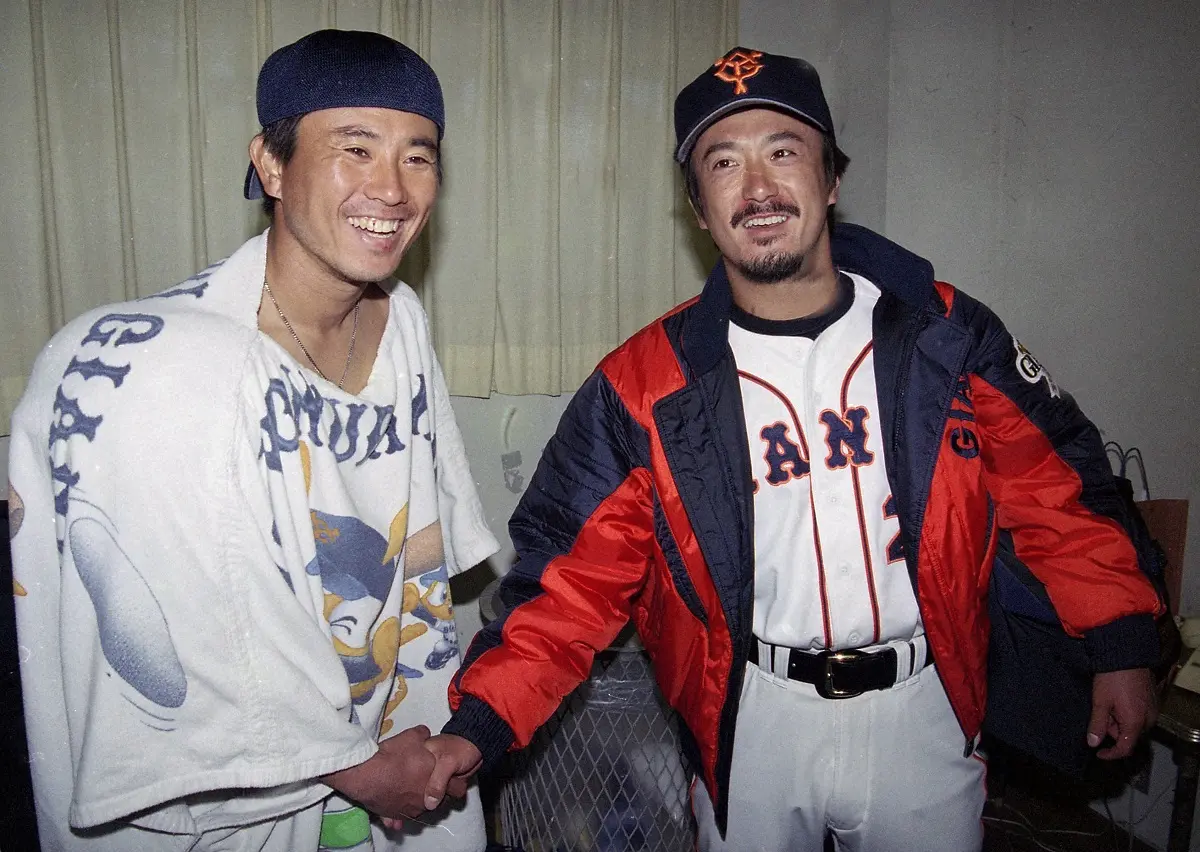 1999年のオープン戦巨人―広島で先発として5回零封の入来祐作（右）と中継ぎとして快投した入来智さんは試合後に笑顔でガッチリ握手