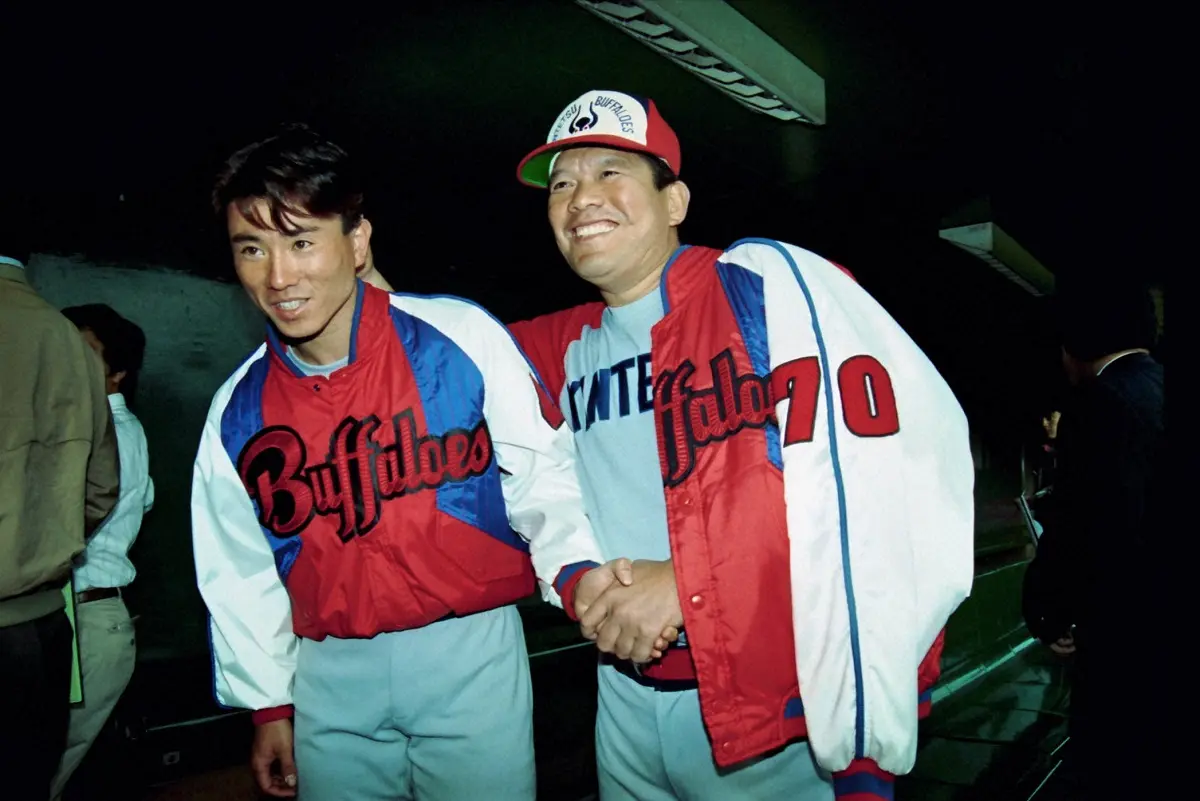 1993年、鈴木啓示監督と握手する入来智さん
