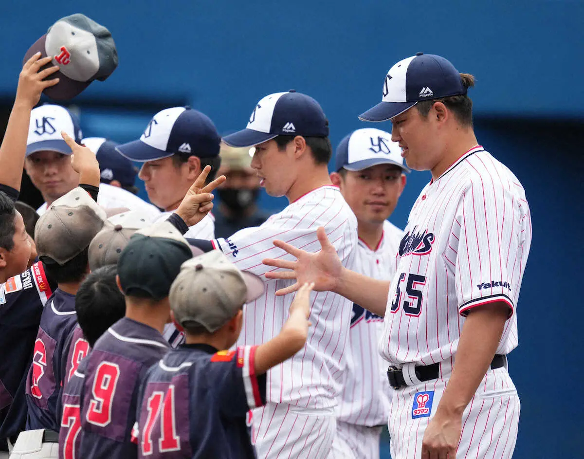 【画像・写真】ヤクルト村上　野球教室で子供たちの期待に応え2連発