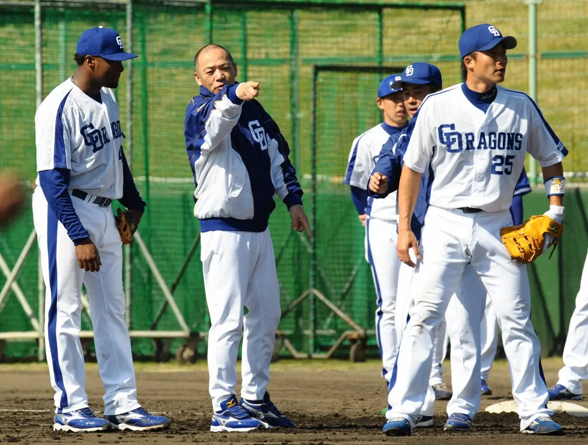【画像・写真】2009年キャンプで内外連携プレーで落合監督（中）は新井（右）、ブランコ（左）らに厳しい注文をつける