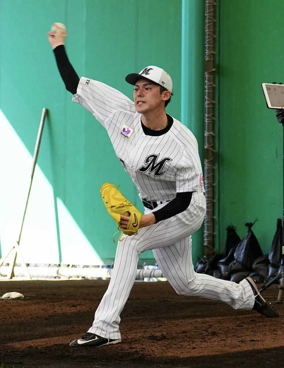 【画像・写真】ブルペンで投げ込む佐々木朗（撮影・長久保　豊）