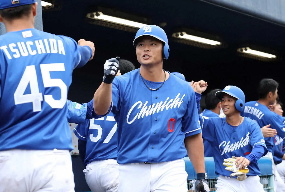 【画像・写真】中日・細川　チーム1号が移籍1号！右中間最深部へ「初試合で、いい結果になりました」