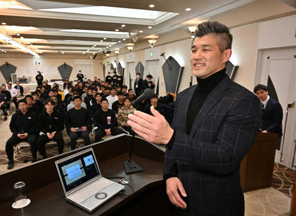 【画像・写真】巨人キャンプで井上康生氏が金言　講演で「熱意・創意・誠意」の大切さを熱弁