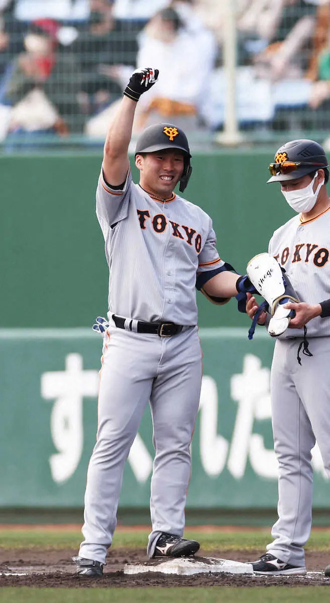 【画像・写真】ついに出た！巨人のドラフト1位・浅野が“プロ初安打”　紅白戦4打席目で左前打放ちガッツポーズ