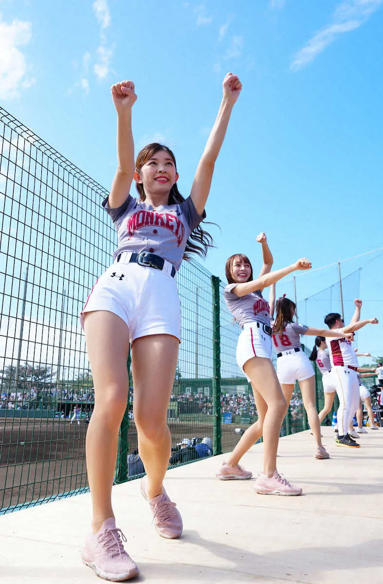 【画像・写真】日本でも大人気！リン・シャンら楽天ガールズがロッテとの練習試合で球場盛り上げ　ヘソ出し衣装も披露