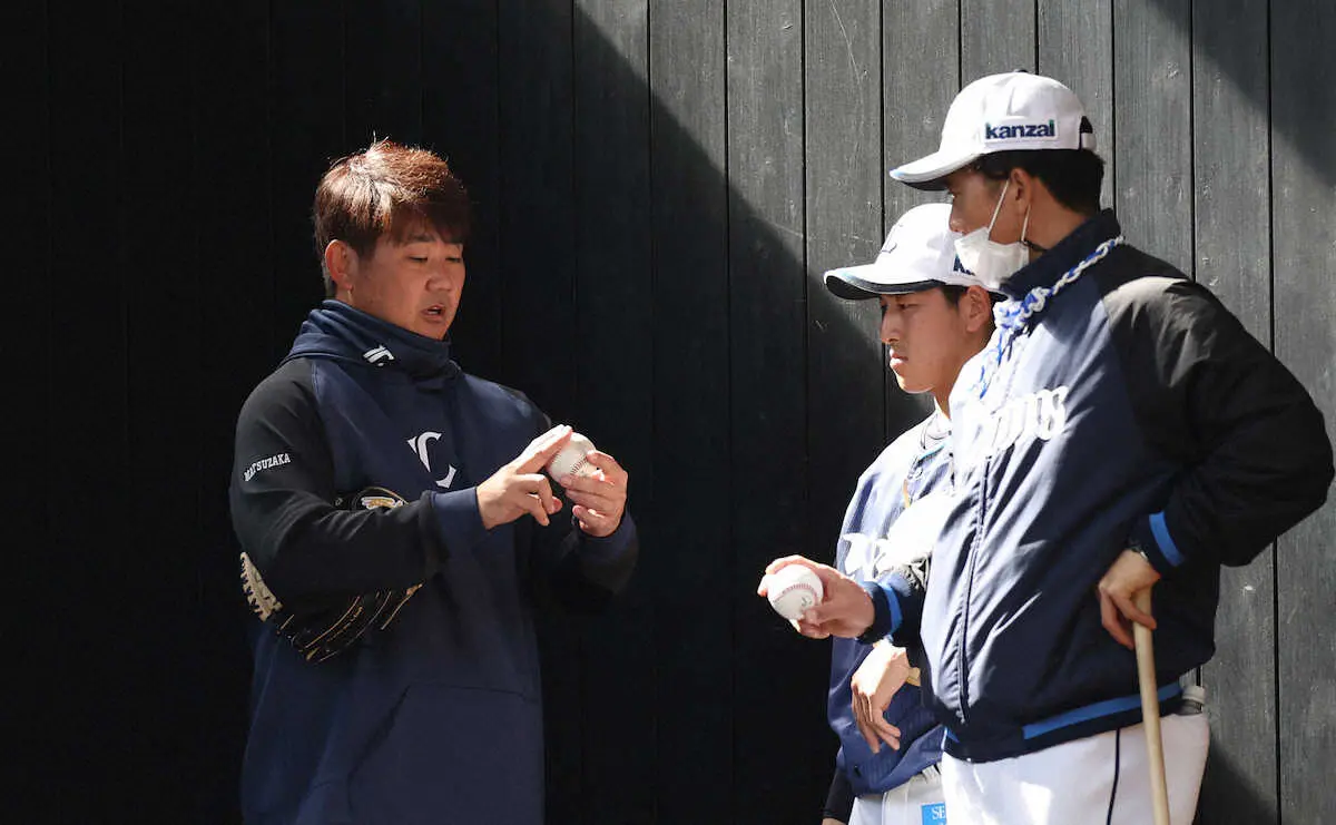 隅田（右から2人目）に指導する松坂臨時コーチ　（撮影・白鳥　佳樹）