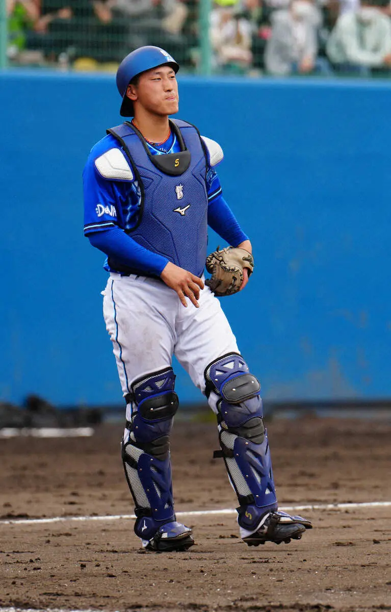【画像・写真】強肩炸裂！DeNAのドラフト1位・松尾がヤクルト・元山の二盗阻止　三浦監督も注目の大阪桐蔭出身18歳