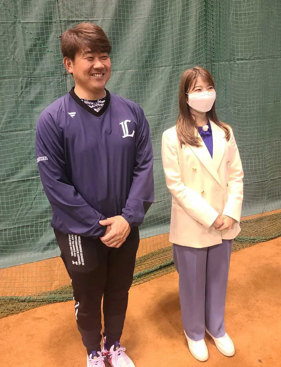 【画像・写真】西武の松坂大輔臨時コーチ　テレ朝・安藤アナの直撃取材を受ける　13日夜の「報ステ」でオンエア予定