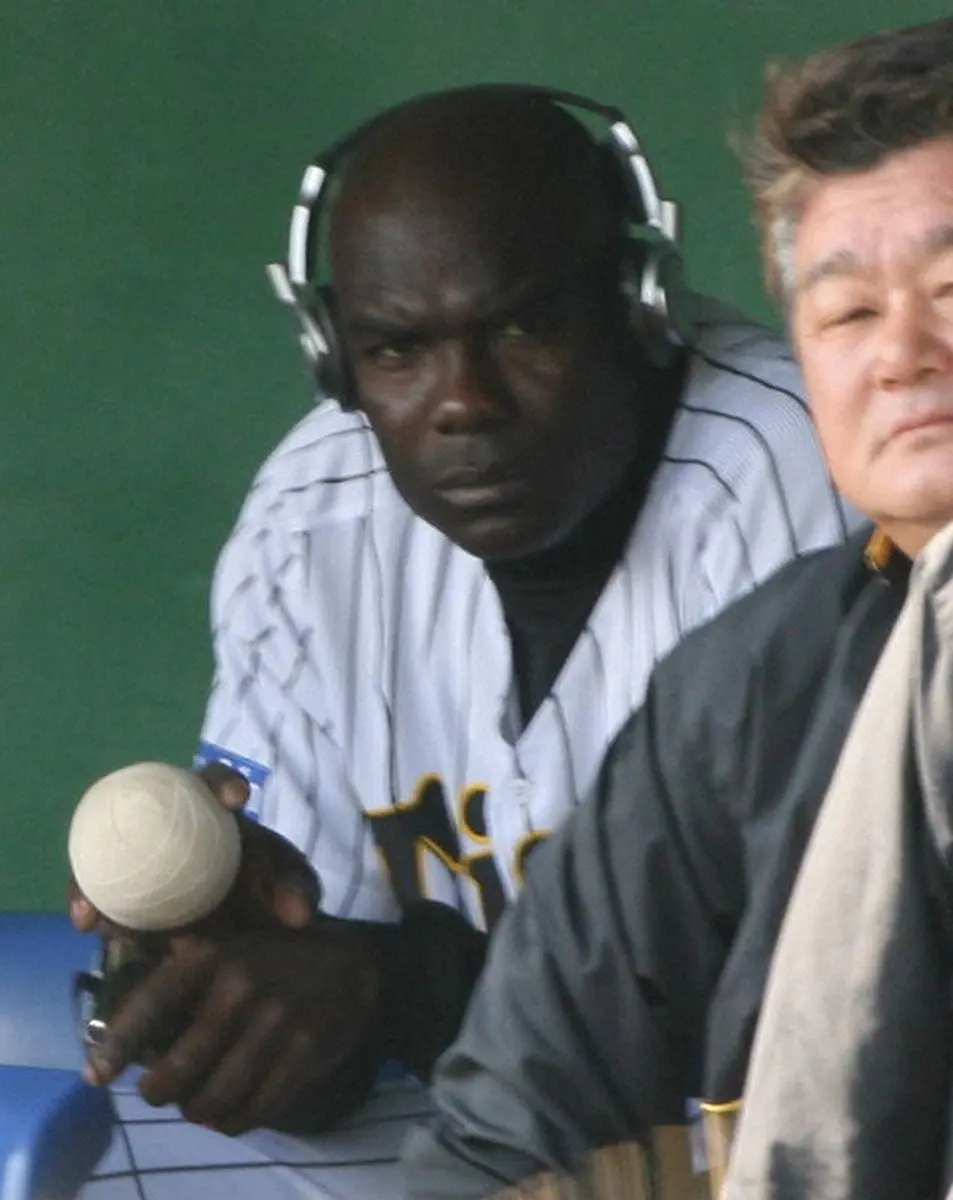 【画像・写真】2007年、ベンチで音楽を聴きながらスタンバイするジャン、その右手は規格外のドデカ・ボールでフォークの握りを確かめていた