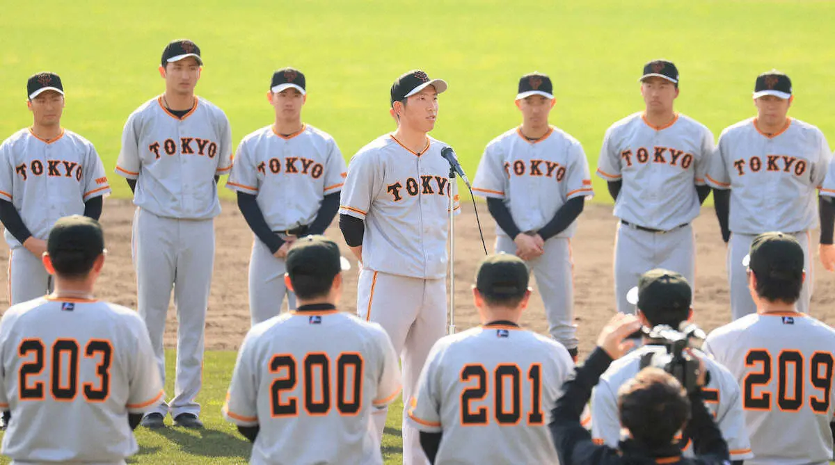 【画像・写真】巨人・戸郷　宮崎キャンプ打ち上げであいさつ「世界一を目指して日本のために全力で腕を振っていきたい」