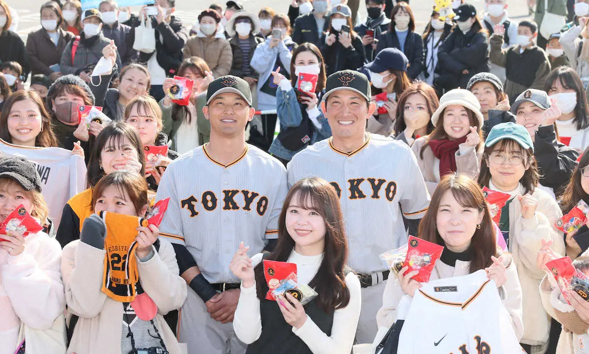 【画像・写真】巨人・小林と吉川　バレンタインイベント出演で照れ笑い