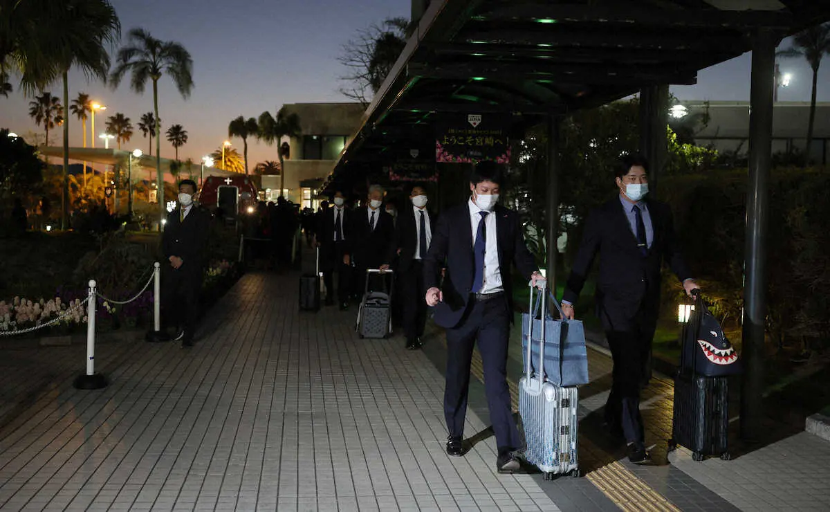 【画像・写真】侍ジャパン・村上や佐々木朗希らがWBC合宿地の宮崎入り　行列のファンが旗振り歓迎
