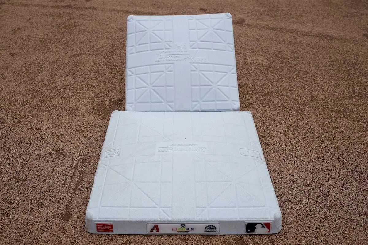 【画像・写真】MLB　今季から導入1辺7・6センチ大きい新ベース披露
