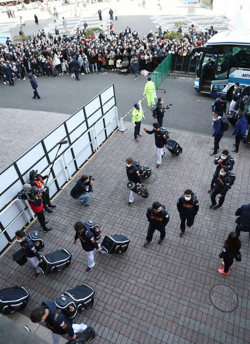 【画像・写真】【侍ジャパン】約1000人のファンに迎えられ、宮崎強化合宿スタート！記念撮影後にアップ開始