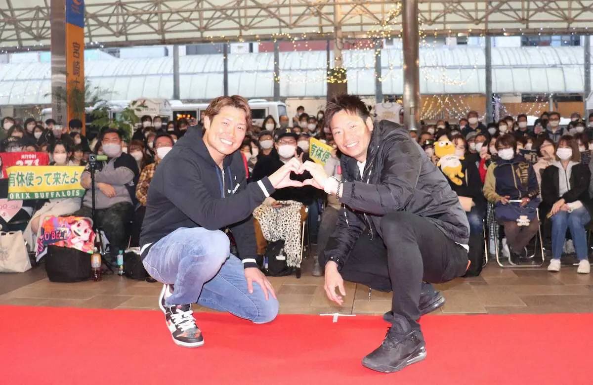 宮崎市内でトークショーに出演したオリックスの近藤（右）と阿部