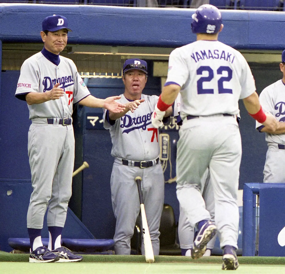 2001年7月、ヤクルト戦で本塁打を放った山崎を迎える中日・星野監督（左）