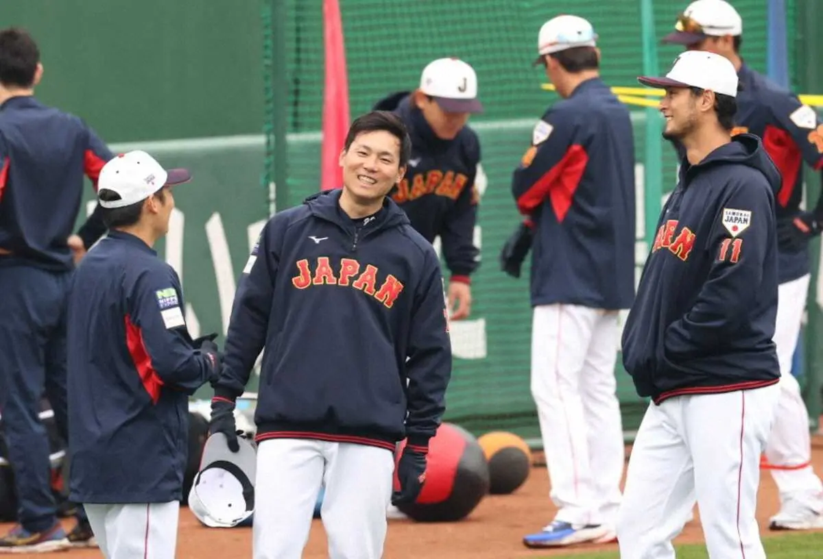【画像・写真】【侍ジャパン】ダルビッシュ“侍カラー”スパイクで甲斐相手に合宿初ブルペン　山本らも熱視線