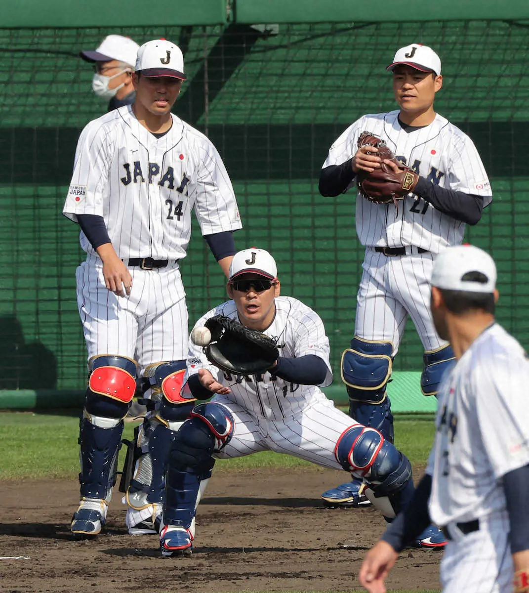 【画像・写真】【侍ジャパン】甲斐「今まで受けたことがない球」ダルビッシュ初ブルペンで相手役　投球後には話し込む姿も