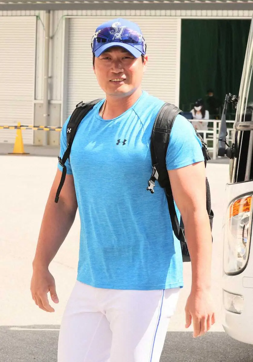 【画像・写真】元阪神・呉昇桓が宜野座に登場　安藤1軍投手コーチが抱擁して出迎える