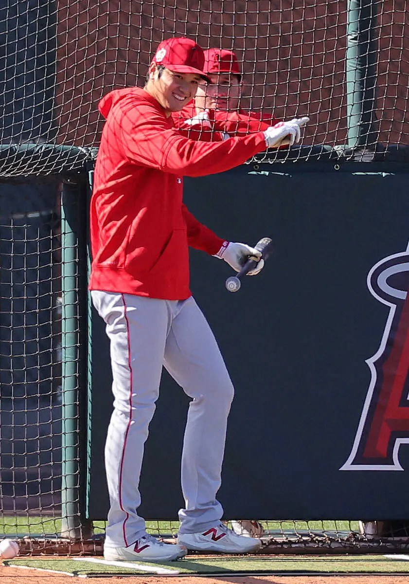 【画像・写真】大谷　全体キャンプ初日は投打3時間フル回転　フリー打撃22スイングで柵越え10本　ライブBPで2の2