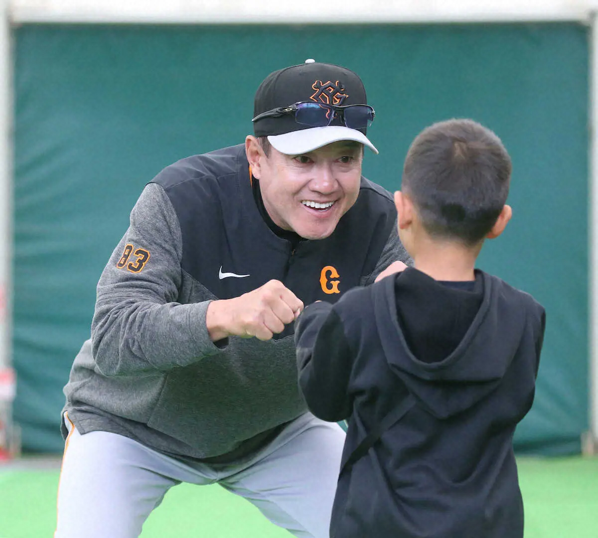 【画像・写真】＜巨人　那覇キャンプ＞練習見学の子供に両手グータッチで歓迎する原監督　（撮影・西川　祐介）