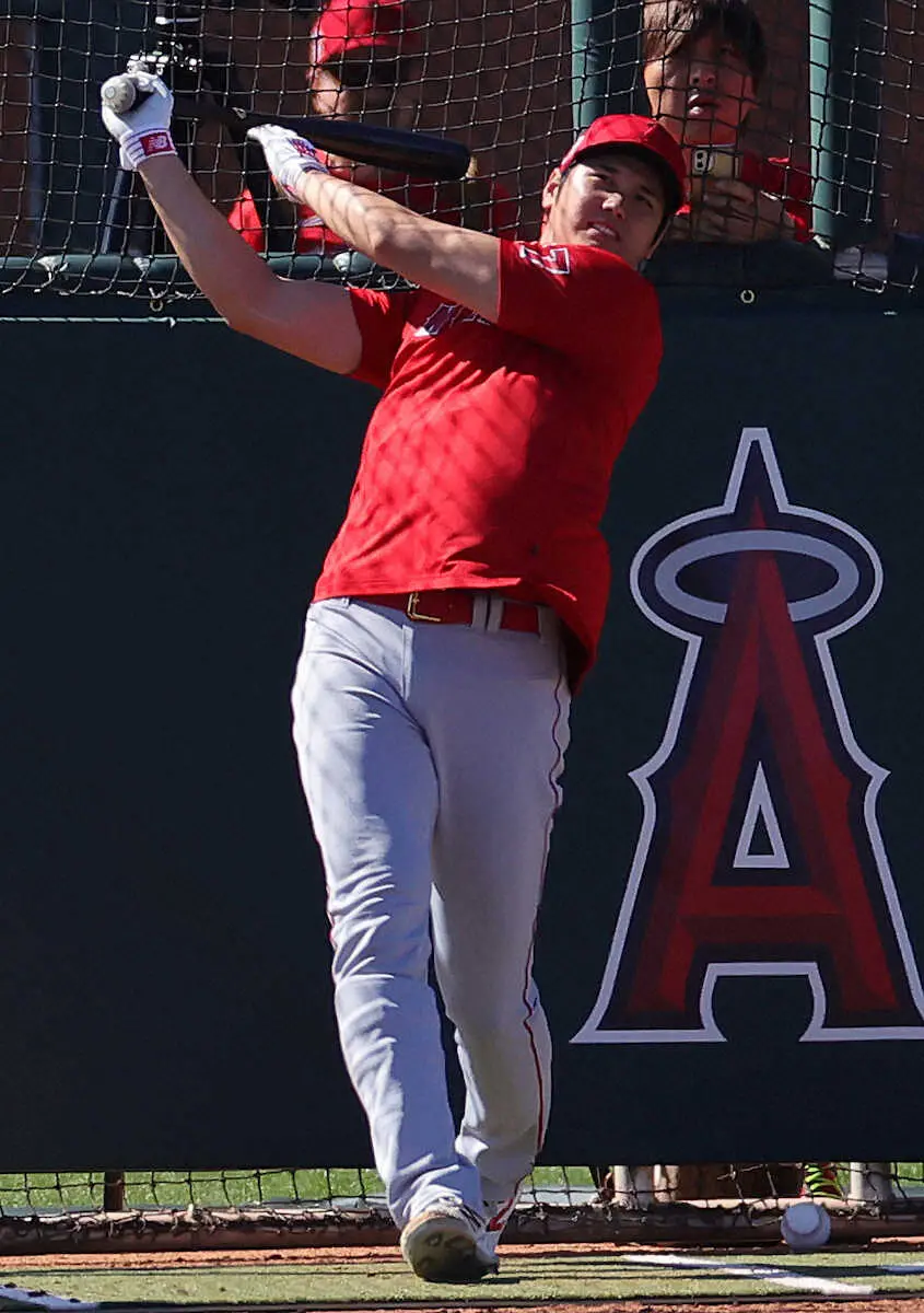 【画像・写真】エンゼルス・大谷　ライブBPで2安打＆フリーで衝撃140メートル弾　全体キャンプ初日から快音
