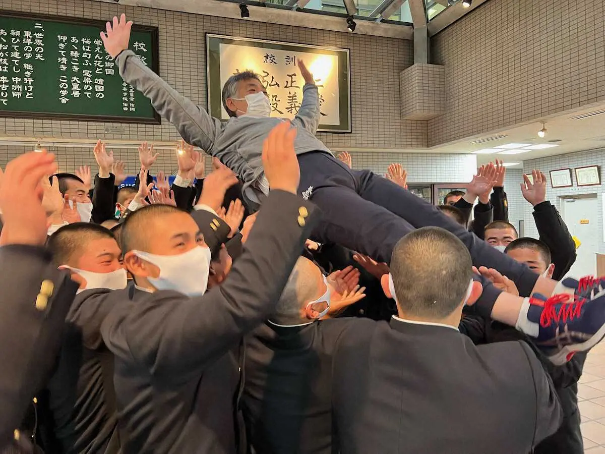 【画像・写真】市原監督を胴上げする二松学舎大付ナイン