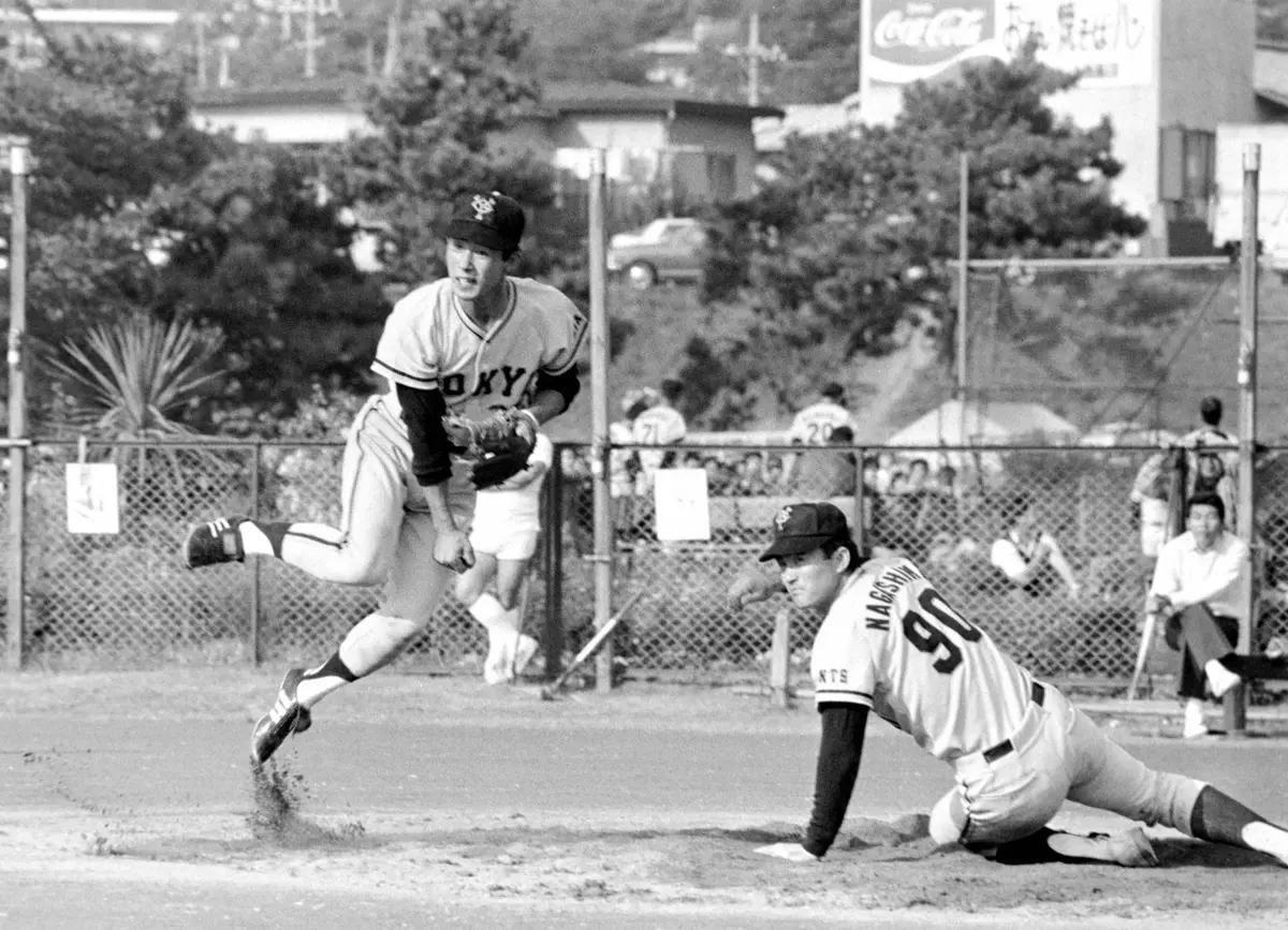【画像・写真】現役時代の併殺練習での篠塚和典氏（1978年10月25日、多摩川グラウンド。右は当時の長嶋茂雄監督）