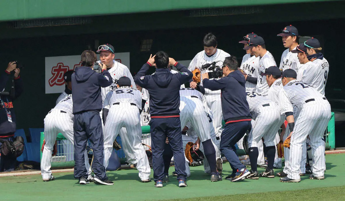 【画像・写真】【侍ジャパン】山川が試合前円陣で声出し　威勢よく「初球からガンガンいきましょうね！」