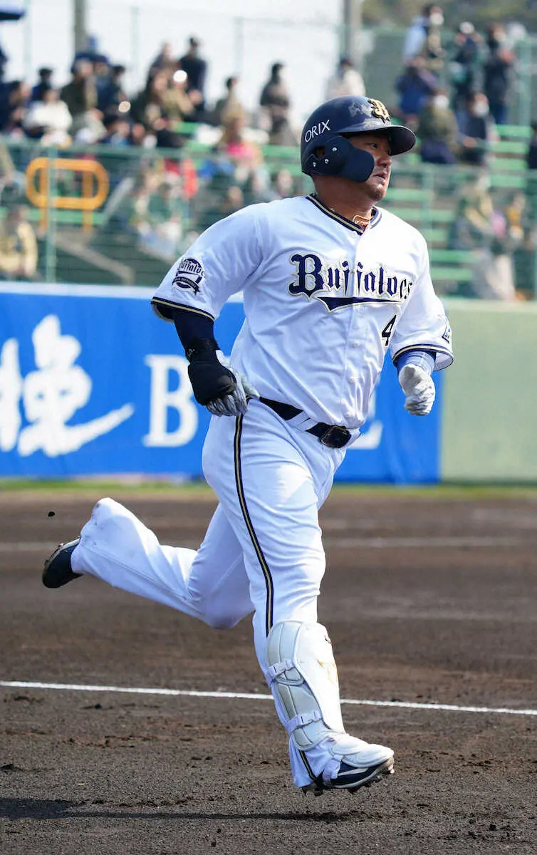 【画像・写真】＜オリックスキャンプ・紅白戦＞2回、森友哉は左前打で出塁する（撮影・井垣　忠夫）
