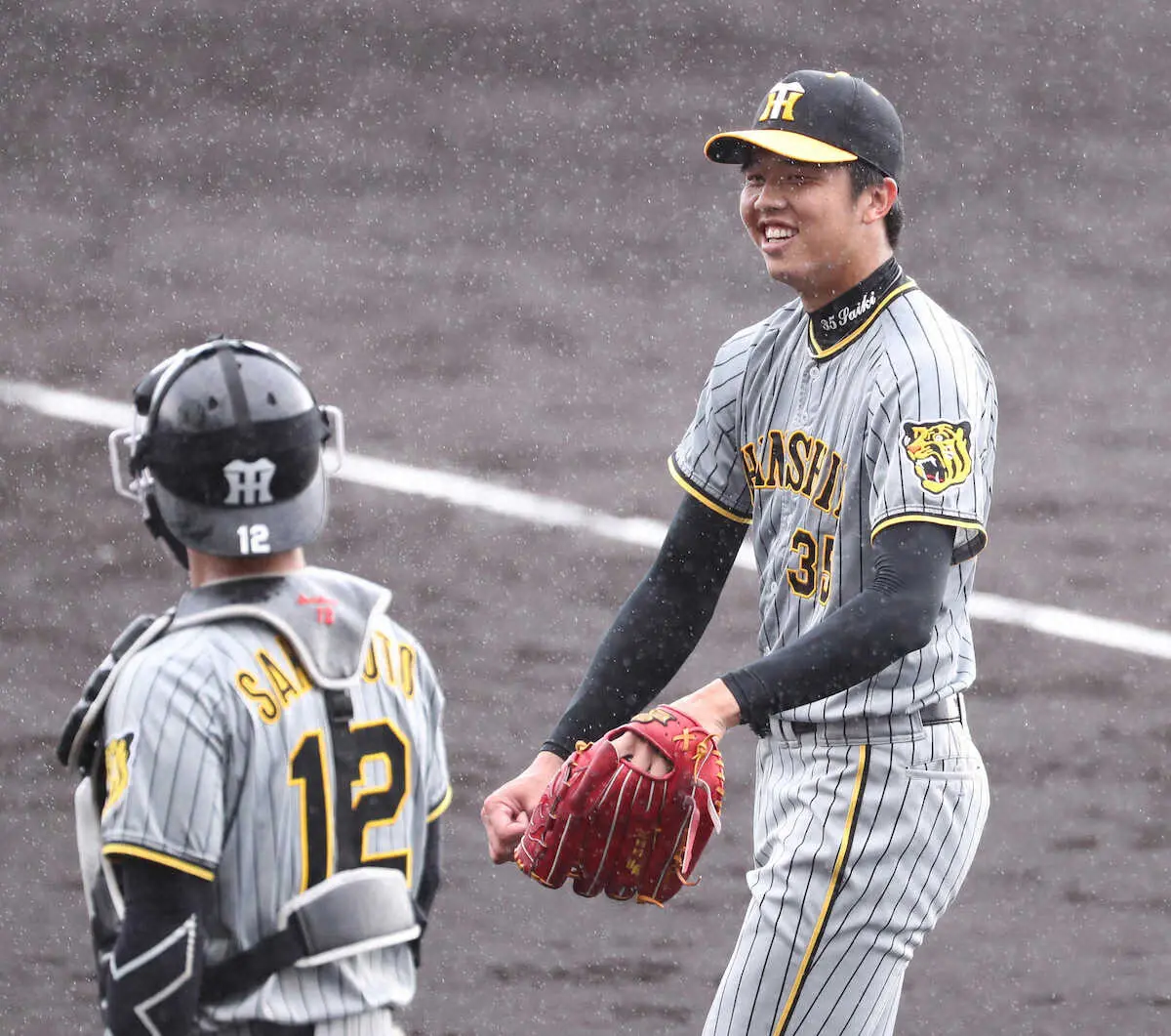 【画像・写真】【虎番アレコレ】阪神・坂本　才木への極端なリードに2つの狙い　初球から3球連続カーブ要求の理由は