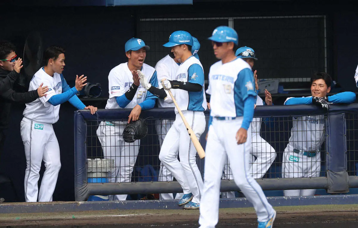 【画像・写真】日本ハムのドラフト1位・矢沢が先頭打者初球本塁打　西勇からチームOP戦1号