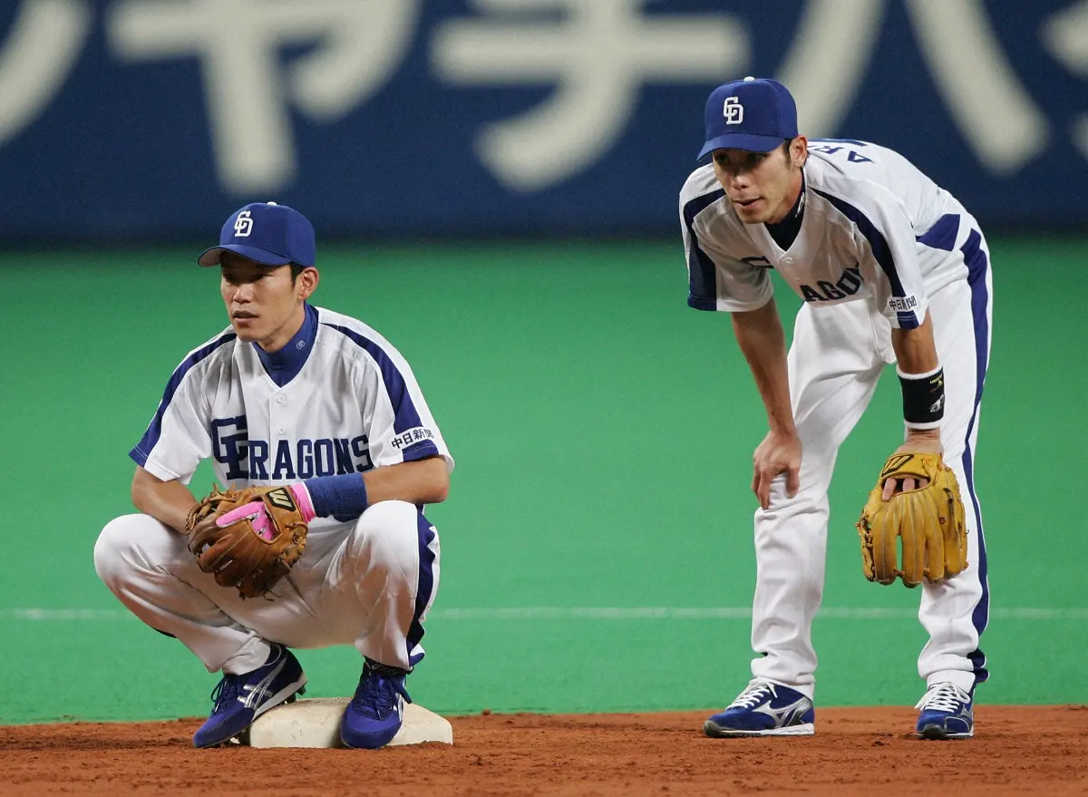 【画像・写真】2006年、二塁ベース上でひと休みする井端と荒木