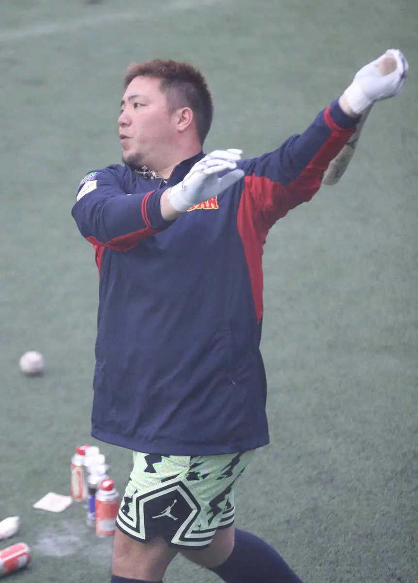 【画像・写真】侍ジャパン宮崎合宿の休日に黙々と打撃練習をする山川