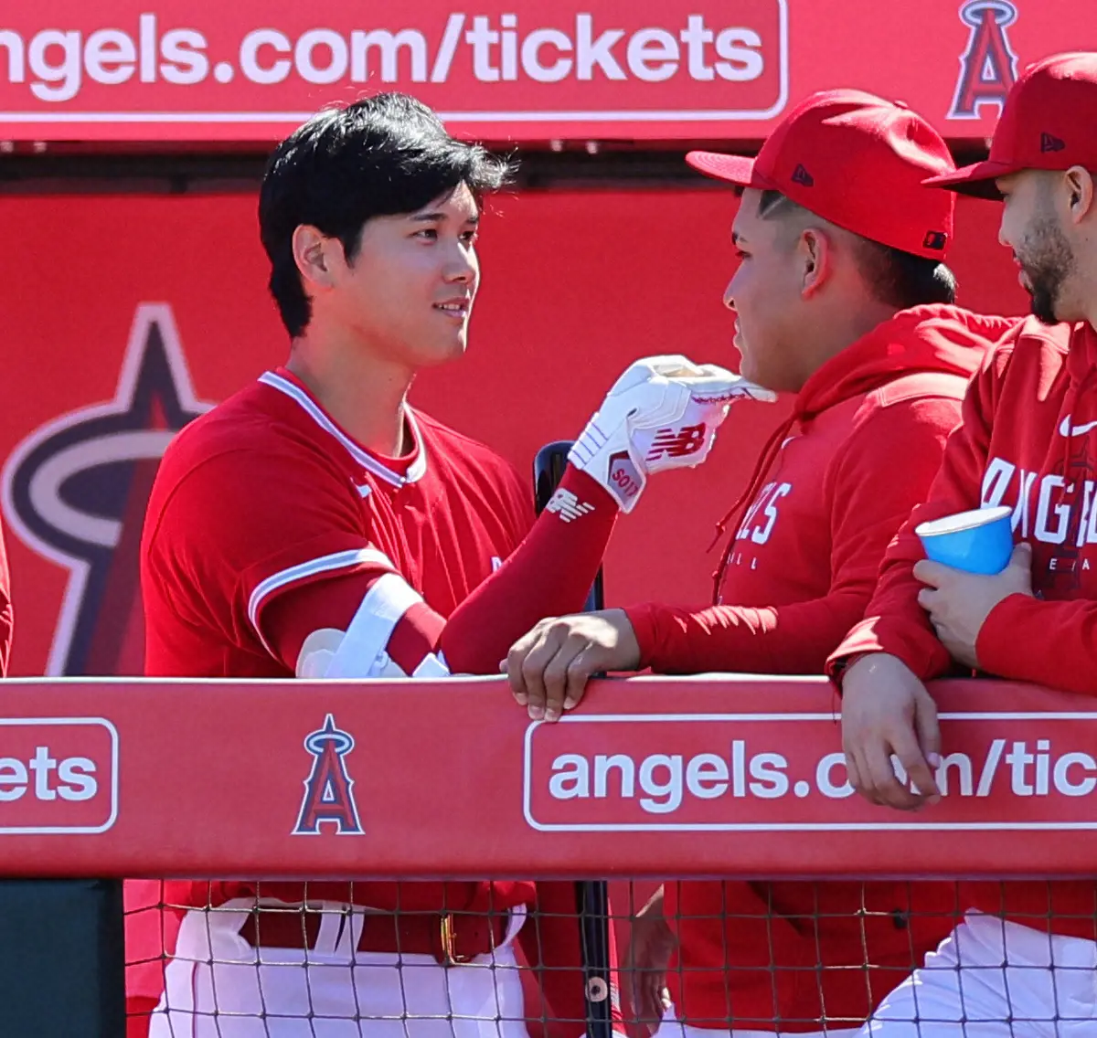【画像・写真】エンゼルス・大谷の“イチャイチャ”顎クイッ姿に「そこ代わって」「完全にカレカノ」
