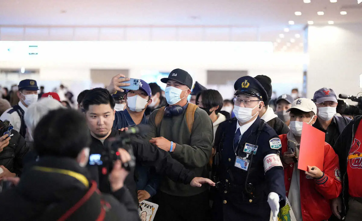 羽田空港に到着したヌートバー（中央）はファン、警備員、報道陣に囲まれて歩く（撮影・小海途　良幹）