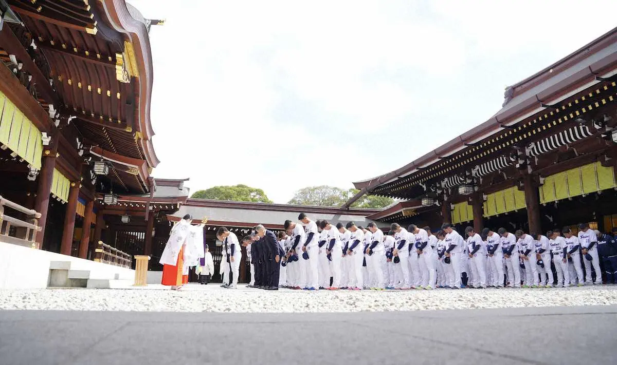 【画像・写真】ヤクルト　3年ぶり選手全員で必勝祈願　高津監督「心が引き締まる」