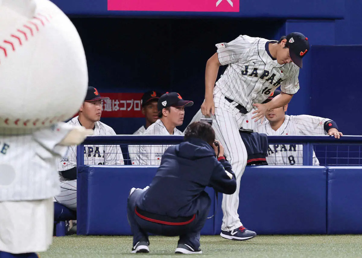 【画像・写真】【侍ジャパン】グラウンドが…スタンドが…大谷翔平に大注目　松井裕と抱擁　佐々木朗は笑顔で会話
