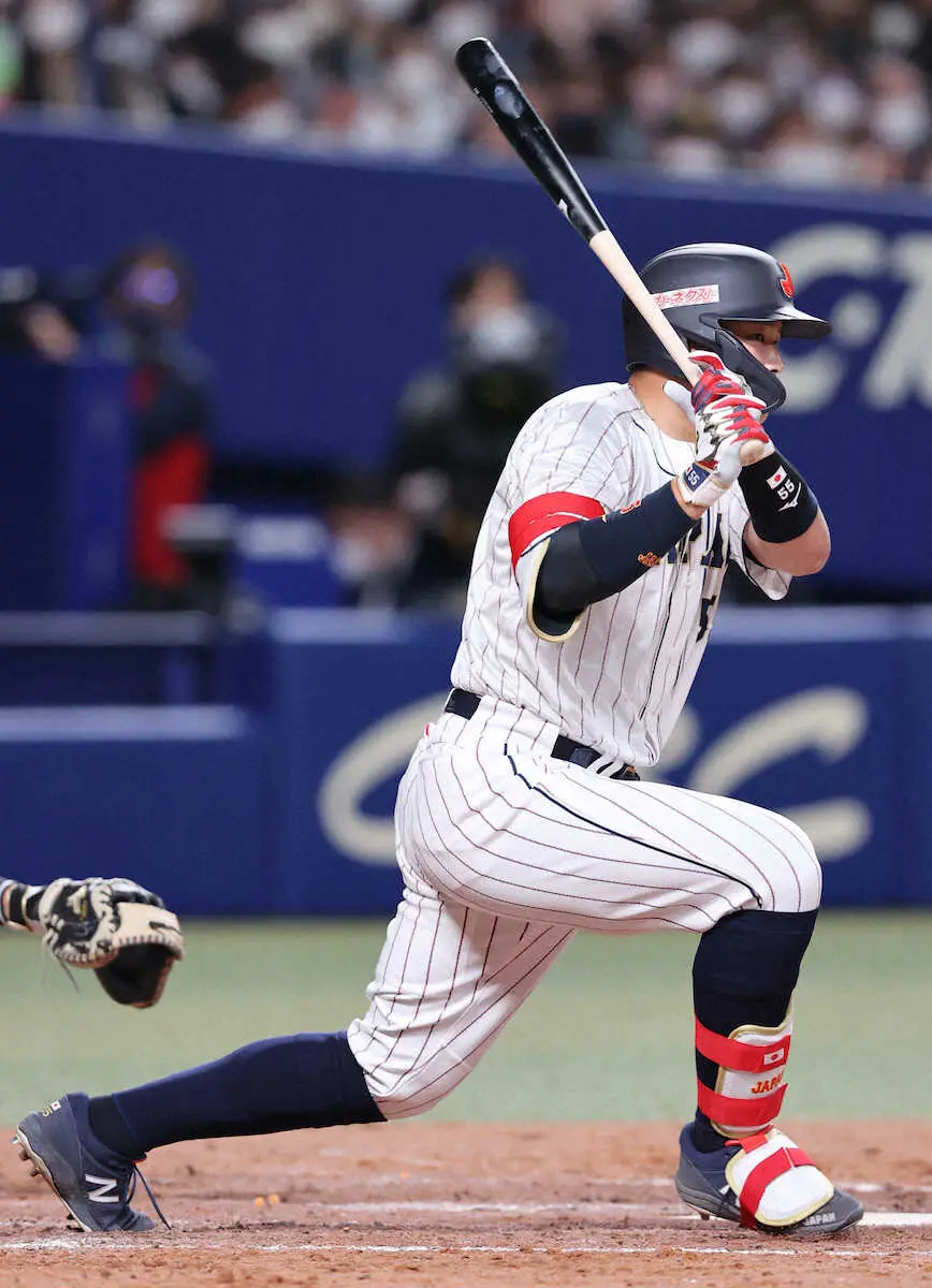【画像・写真】侍・村上　大谷の前でやっと出た！　9打席目で待望の“初安打”同点呼び込む右前打　