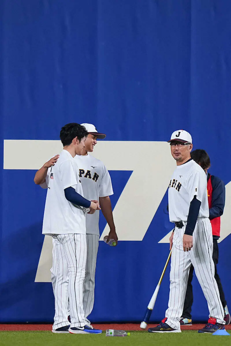 【画像・写真】侍・朗希　初対面の大谷に肩抱かれて満面の笑み「テレビ通りの人でした」　4日中日戦先発へ