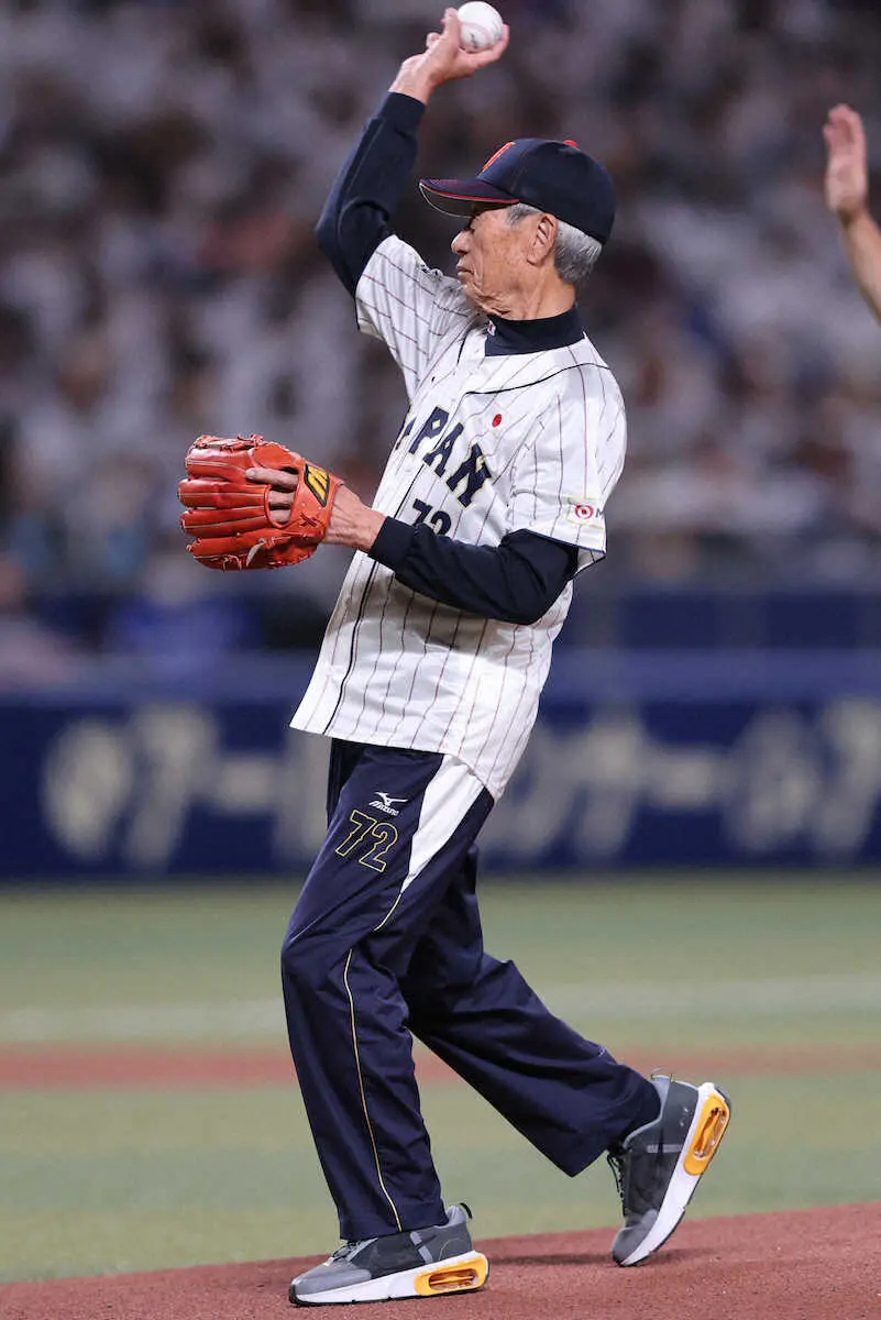 【画像・写真】権藤博氏　「雪辱」の思い込めて始球式　捕手役は吉井投手コーチ