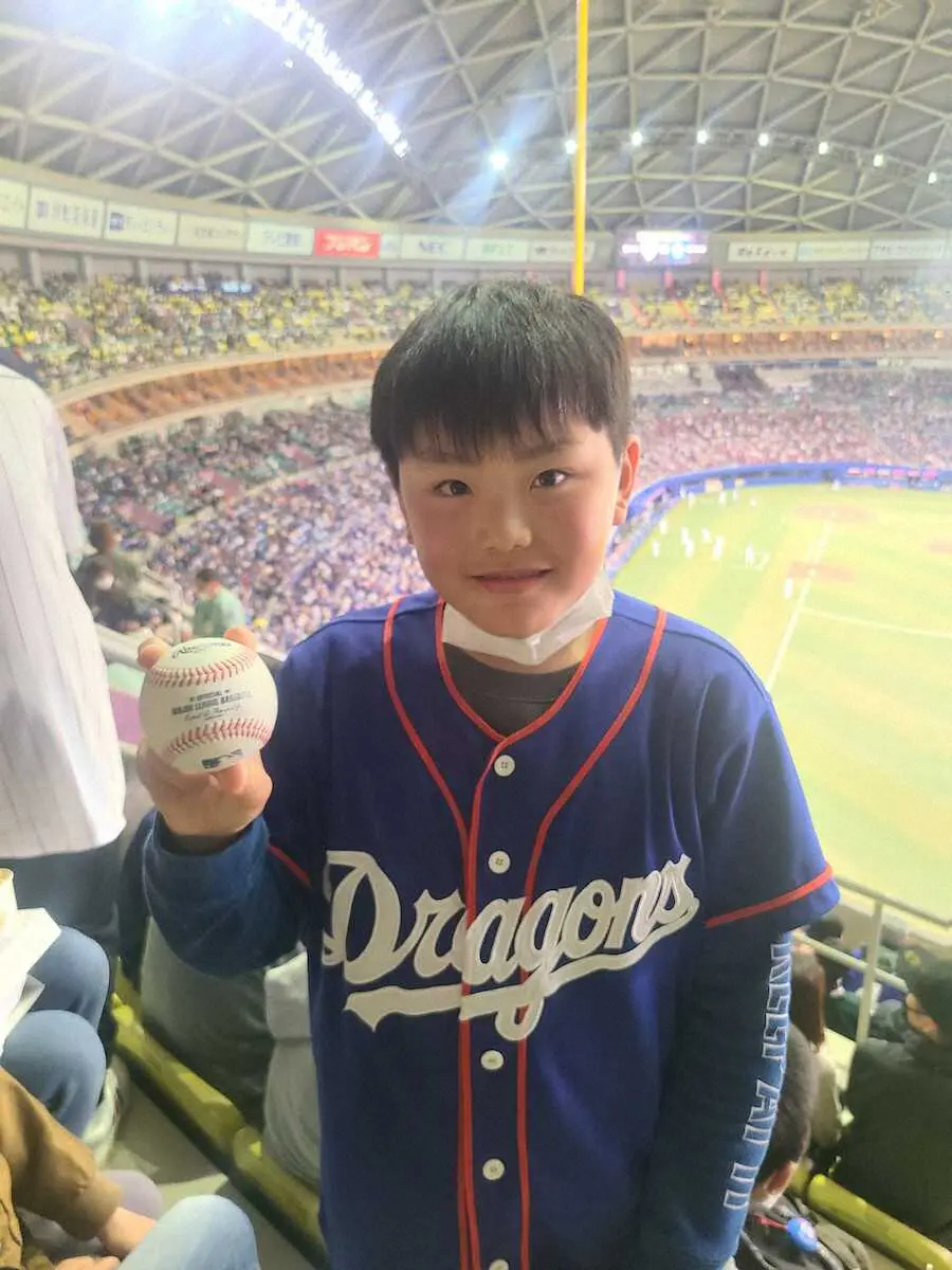 【画像・写真】大谷160メートル弾のボールを拾った少年「まさかここまで飛んでくるとは…うれしい」