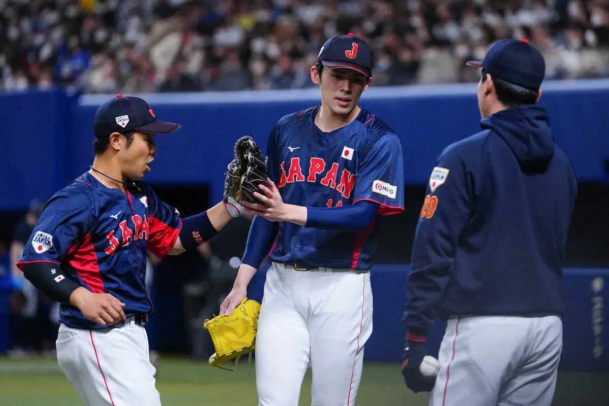【画像・写真】＜侍・中＞3回、近藤（左）をタッチで迎える佐々木朗（撮影・会津　智海）