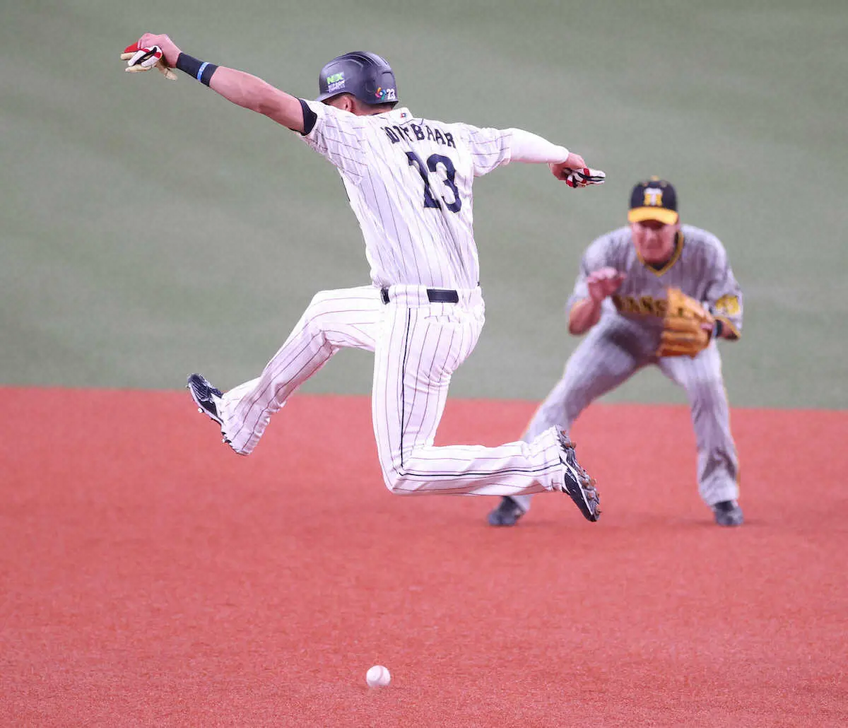 【画像・写真】侍デビューのヌートバー初回初打席で中前打！「タツジ」コール！米で人気「ペッパーグラインダー」も魅せた