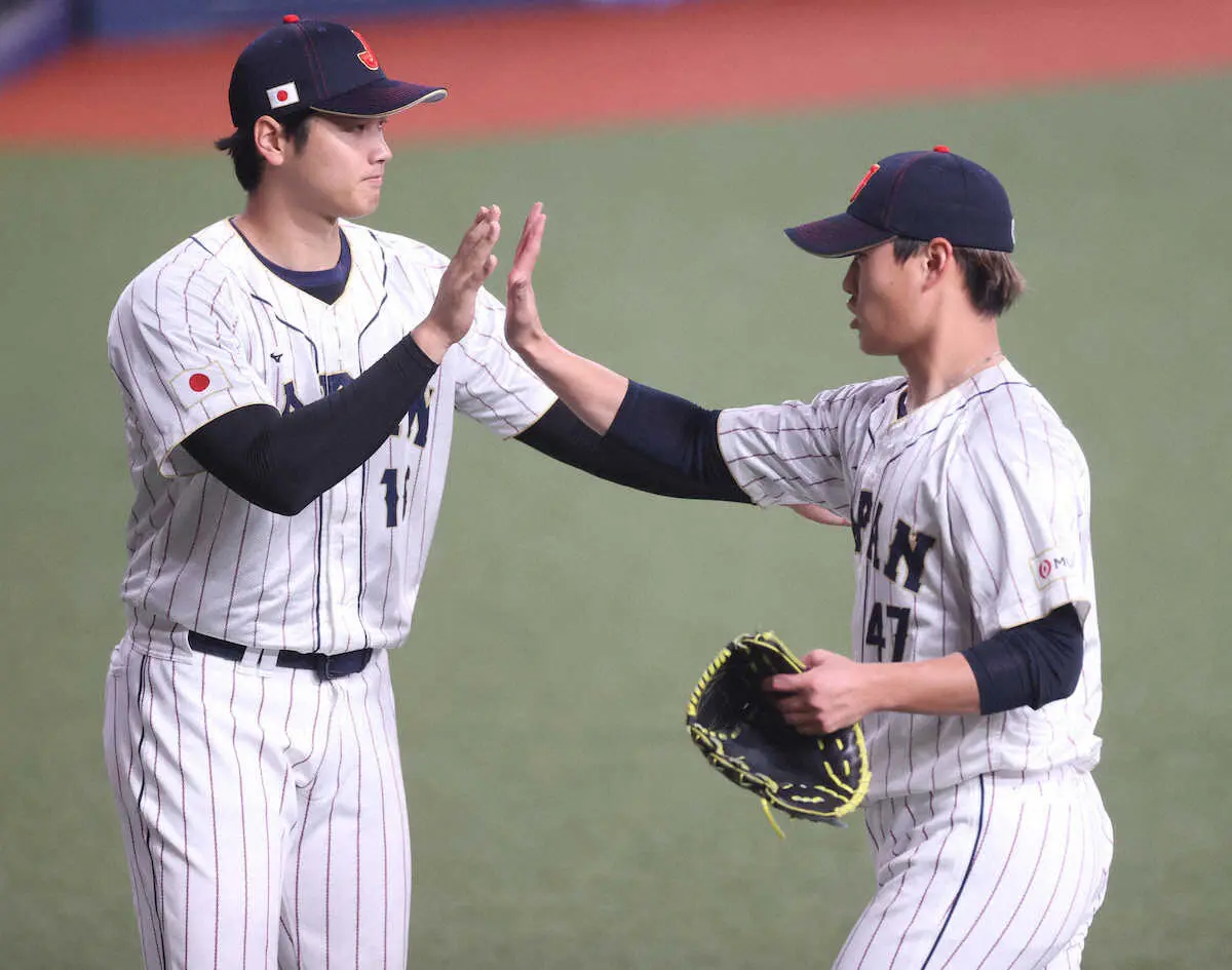 【画像・写真】＜神・侍＞5回、大谷（左）とハイタッチをかわす高橋奎（撮影・北條　貴史）