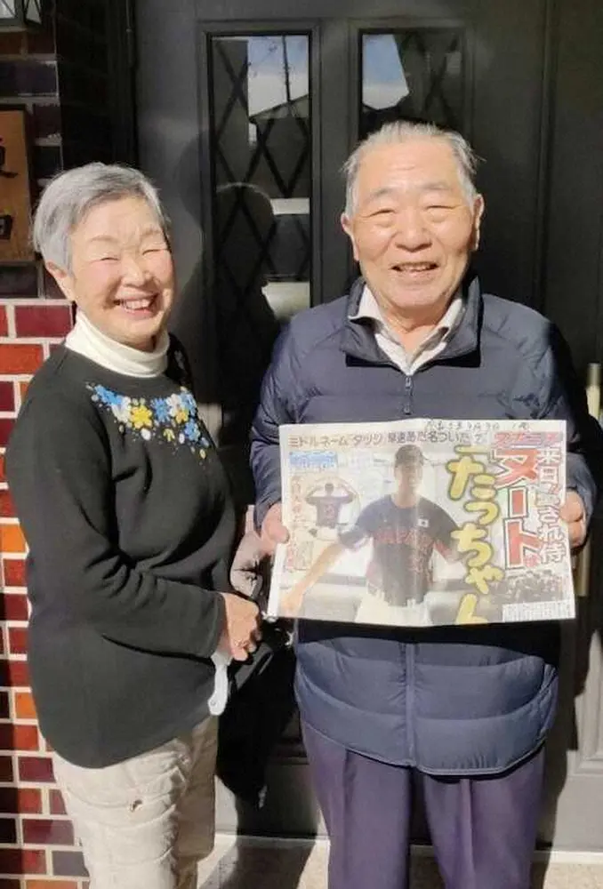 3日付スポニチ本紙を広げるヌートバーの祖父・榎田達治さんと祖母・和子さん