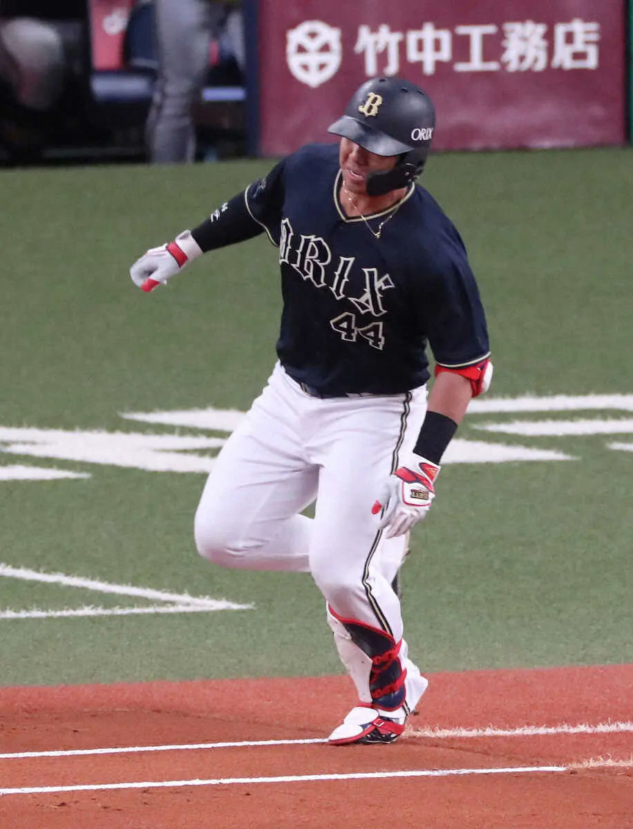 【画像・写真】オリ・頓宮　右ハムストリングスの筋損傷　6日のWBC韓国代表との強化試合で走塁の際に痛める