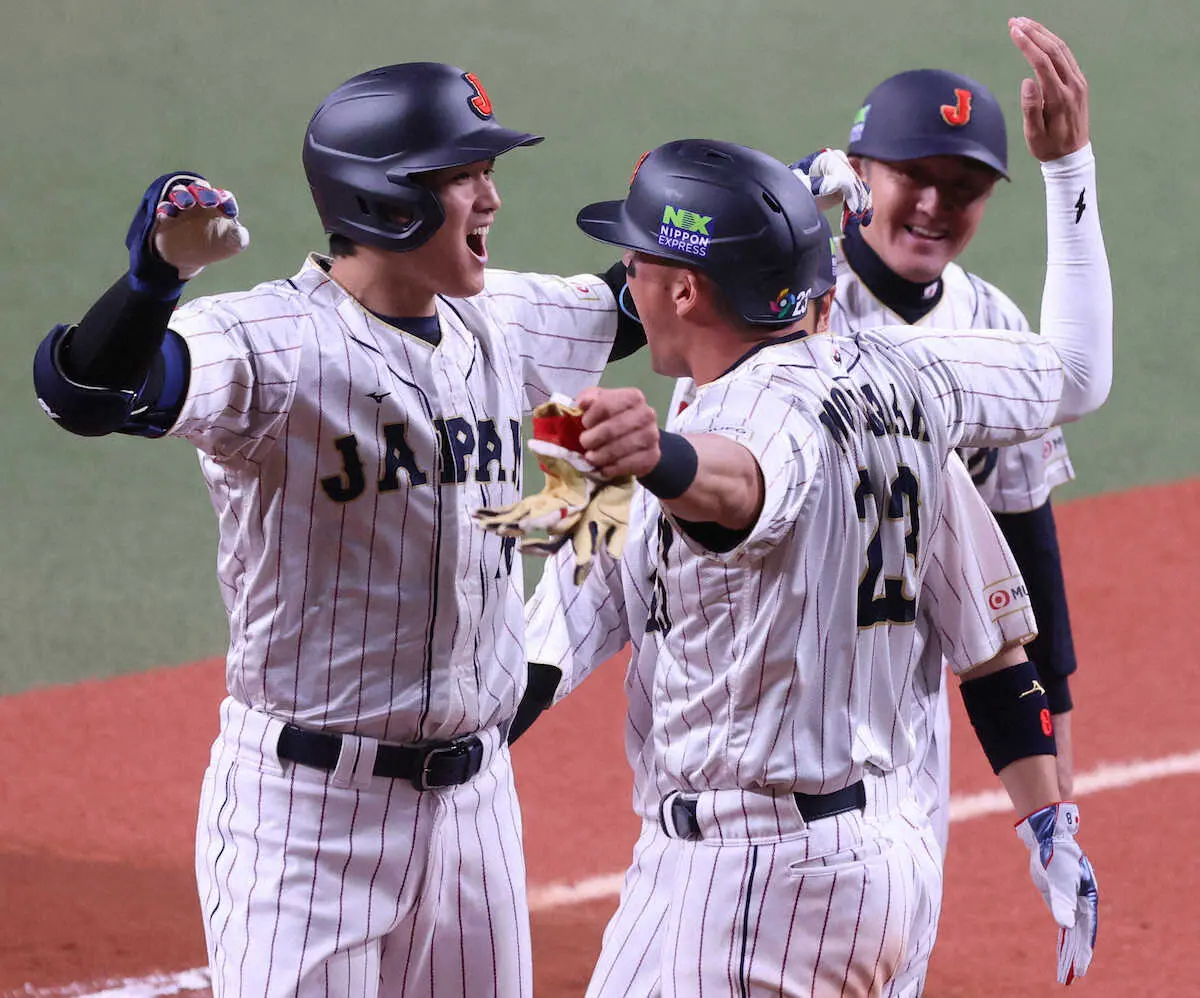 【画像・写真】６日の阪神との強化試合の3回2死一、二塁、３ランを放ち、ヌートバー（右）とハイタッチをかわす大谷